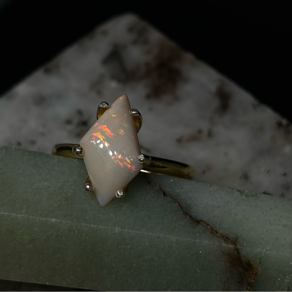Multifired White Mexican Fire Opal 18k Gold Custom Ring With Silver Tips - Picture 3 of 6